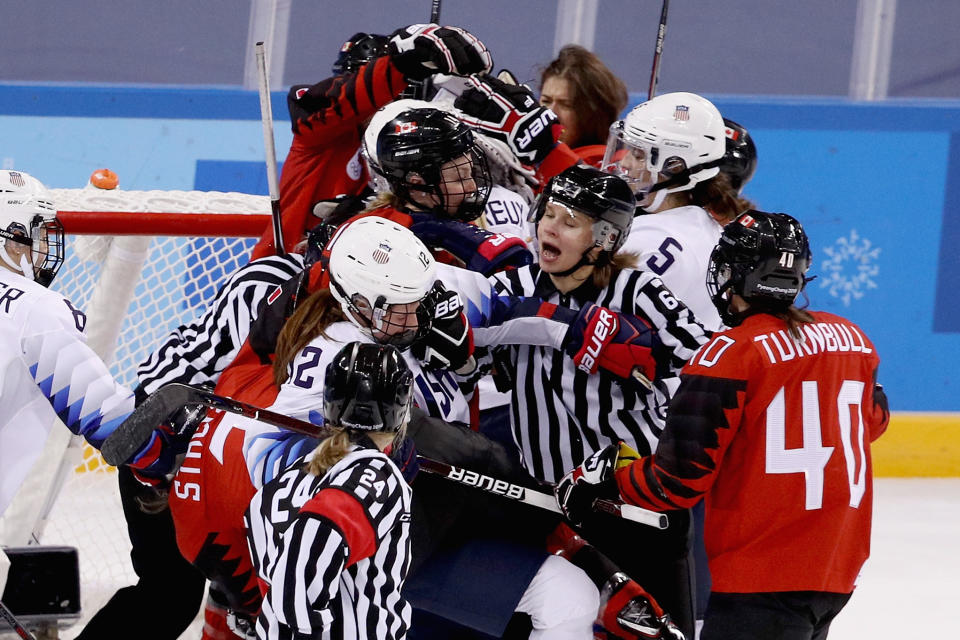 <p>C’est l’une des images de ces JO. Une énorme bagarre entre les Américaines et les Canadiennes a éclaté lors du match de hockey sur glace les opposant. Aux points, c’est le Canada qui l’a emporté, 2-1. (crédit Getty) </p>