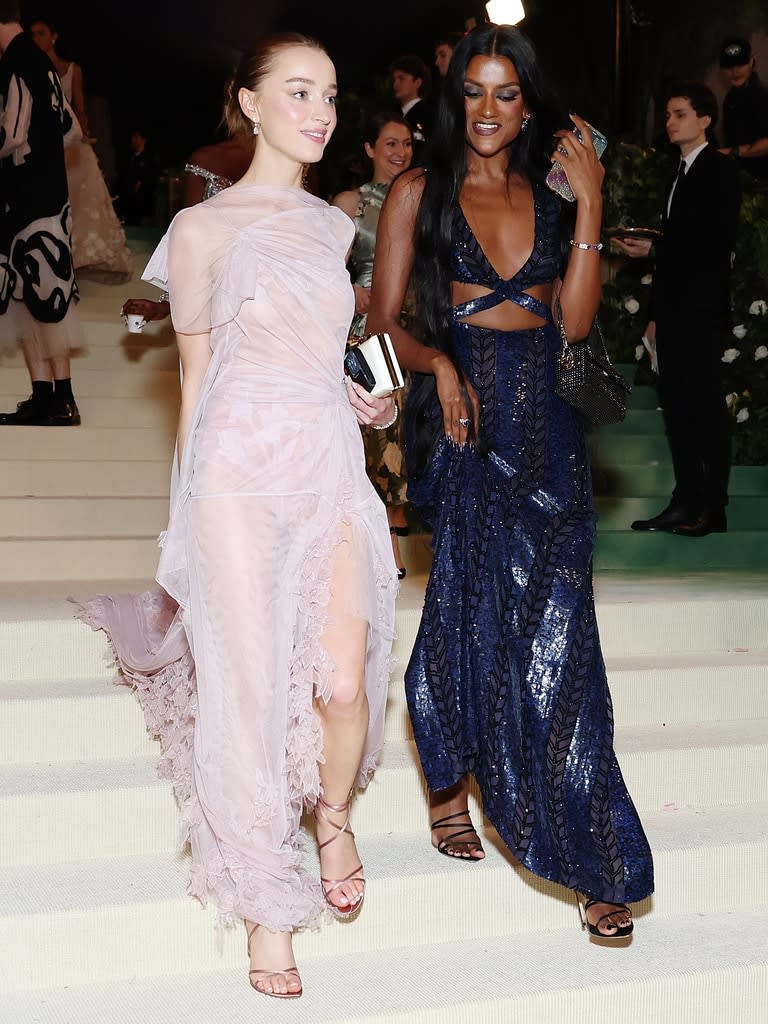 <p>Phoebe Dynevor and Simone Ashley</p>