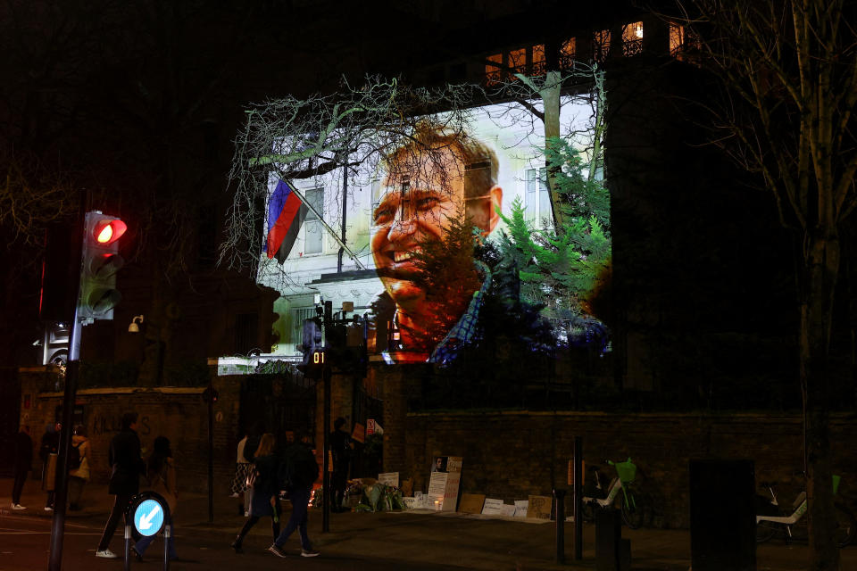16日納瓦尼（Alexei Navalny）去世消息公佈當天，支持者在英國倫敦俄羅斯大使館外投影了他的照片。（路透社）