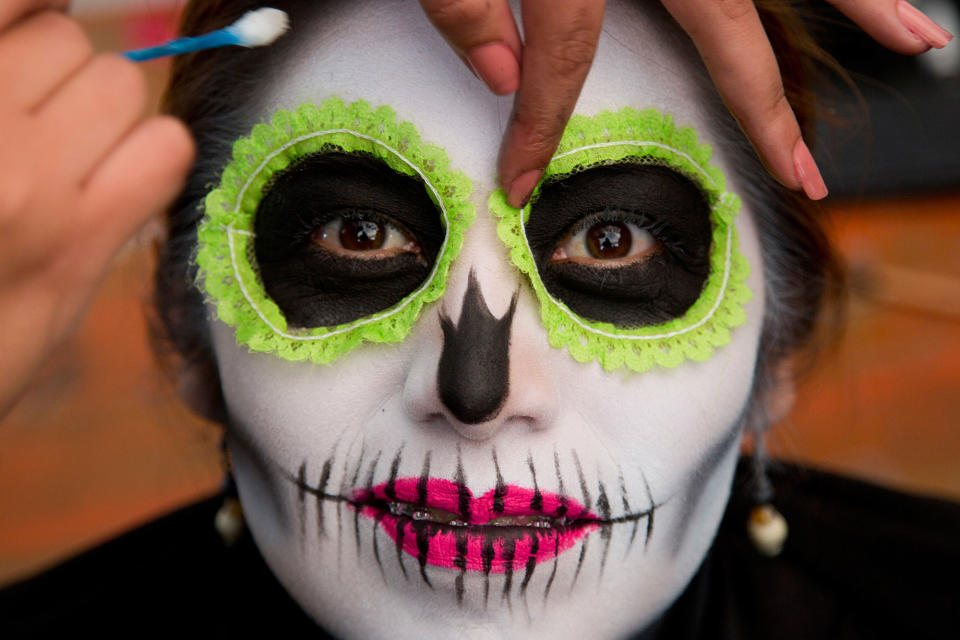 <p>A woman has her make up applied as she waits for the start of a Day of the Dead parade to begin along Mexico City’s main Reforma Avenue, Saturday, Oct. 28, 2017. (Photo: Eduardo Verdugo/AP) </p>