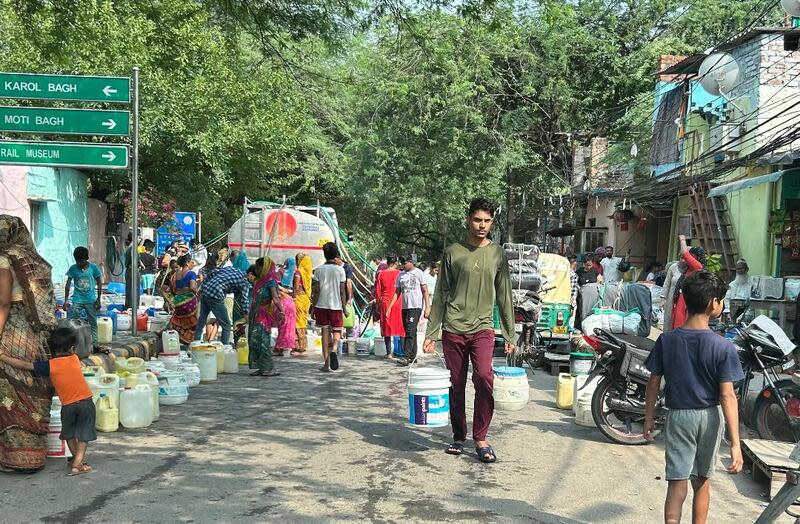 印度德里爆缺水危機 民眾排隊取水 印度首都德里在經歷熱浪之際也爆發缺水危機。圖為 德里民眾排隊從供水車取水。 中央社記者林行健新德里攝  113年6月16日 
