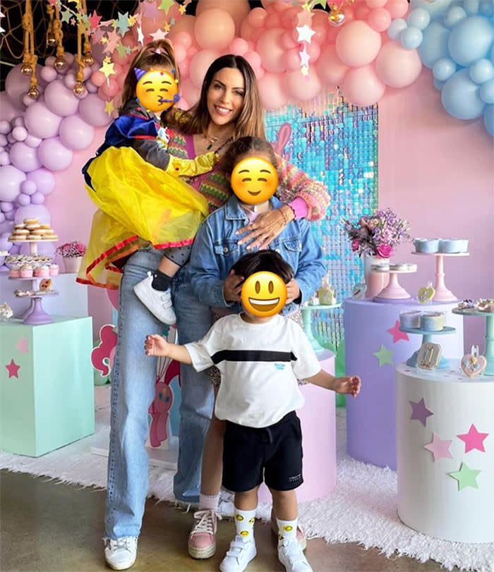 Melissa Jiménez con sus tres hijos, de su relación con Marc Bartra