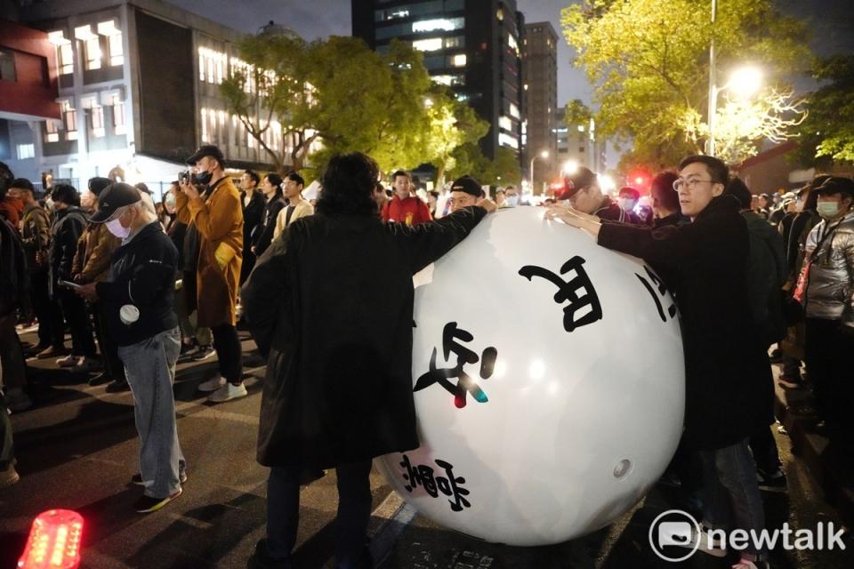 台灣經濟民主連合等團體在立法院群賢樓外舉行太陽花運動十週年晚會。   圖：張良一/攝