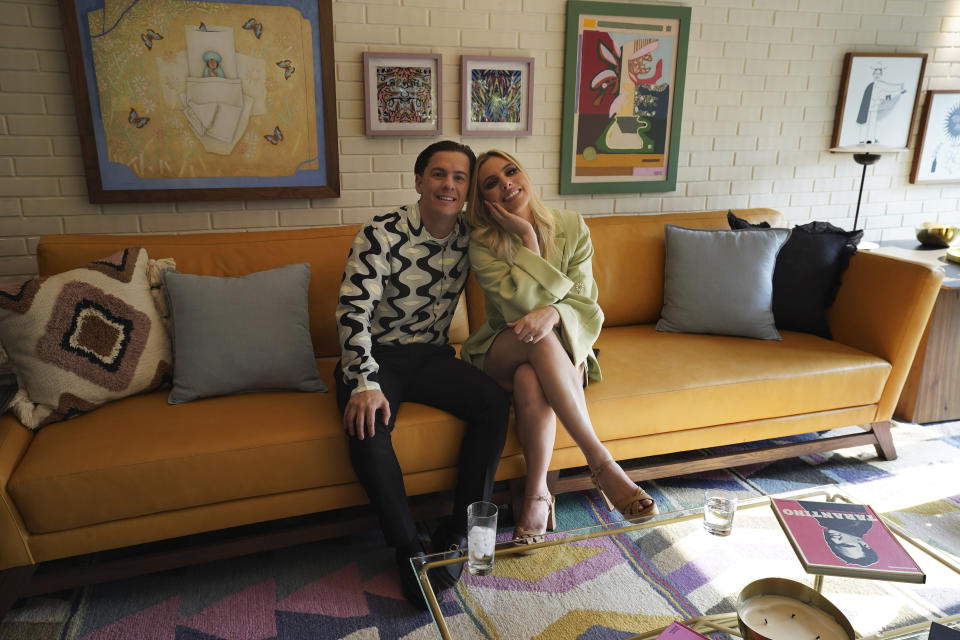 La influencer, cantante y modelo venezolano-estadounidense Lele Pons, posa para un retrato con su esposo, el cantante puertorriqueño Guaynaa, durante una entrevista en la Ciudad de México el martes 21 de marzo de 2023. (Foto AP/Marco Ugarte)