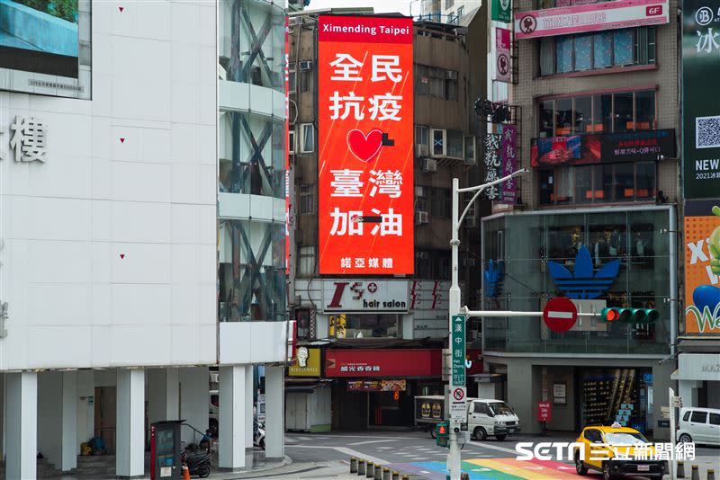 病毒圍城，西門町白天宛如黑夜。（圖／記者陳弋攝影，下同）