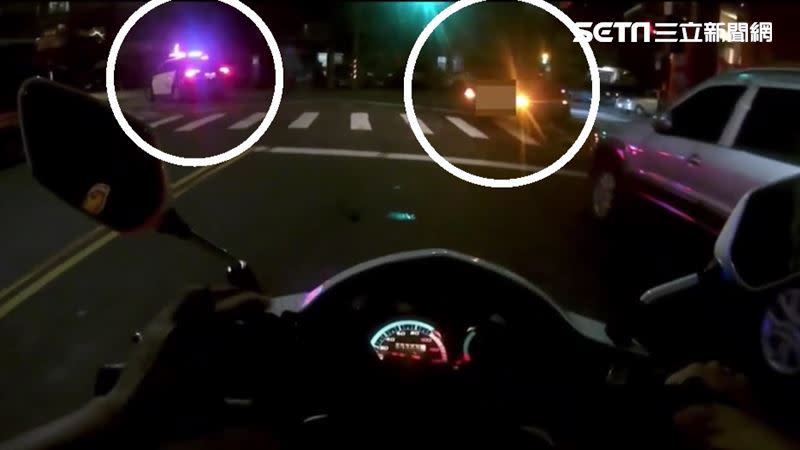 許男的兒子認為警車走錯方向，直接向…右轉，但後方員警卻以為他們想肇逃。（圖／翻攝畫面）