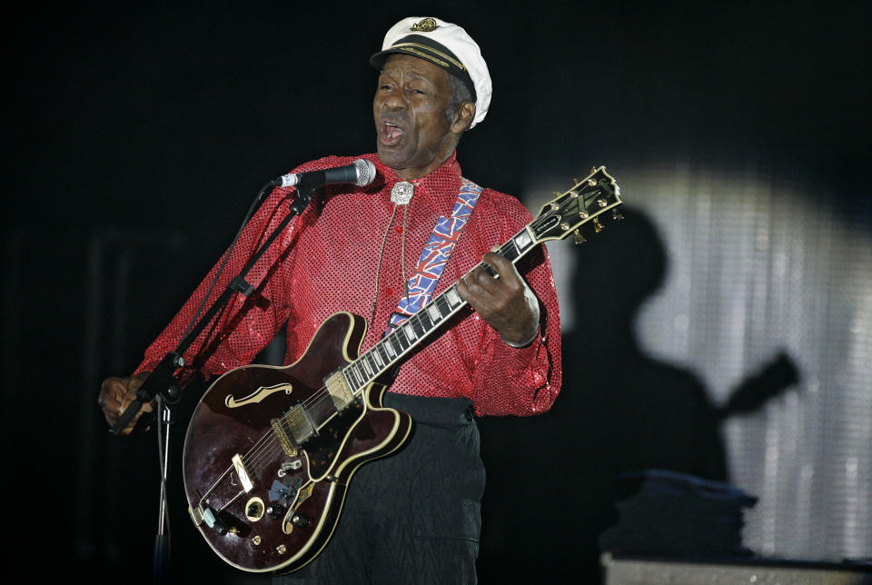 ARCHIVO - En esta fotografía del sábado 28 de marzo de 2009, el guitarrista, cantante y compositor estadounidense Chuck Berry canta durante el "Bal De La Rose" en Mónaco. La policía en Missouri dijo que Berry falleció a los 90 años el sábado 18 de marzo de 2017. (AP Foto/Lionel Cironneau)