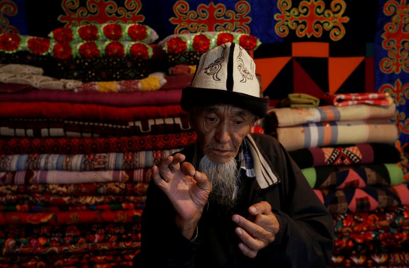 Ibrahim Akhmetov de 70 años en su casa de Mailuu Suu, Kirguistán.