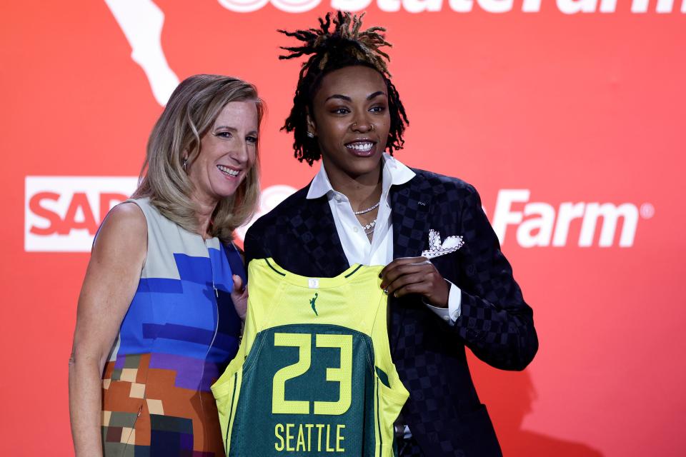 Tennessee's Jordan Horston, right, poses for a photo with commissioner Cathy Engelbert after being selected by the Seattle Storm at the WNBA basketball draft Monday, April 10, 2023, in New York. (AP Photo/Adam Hunger)