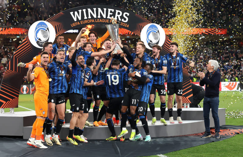 DUBLIN, IRELAND - MAY 22: Atalanta BC celebrate with the UEFA Europa League Trophy after their team's victory in the UEFA Europa League 2023/24 final match between Atalanta BC and Bayer 04 Leverkusen at Dublin Arena on May 22, 2024 in Dublin, Ireland. (Photo by Julian Finney/Getty Images)