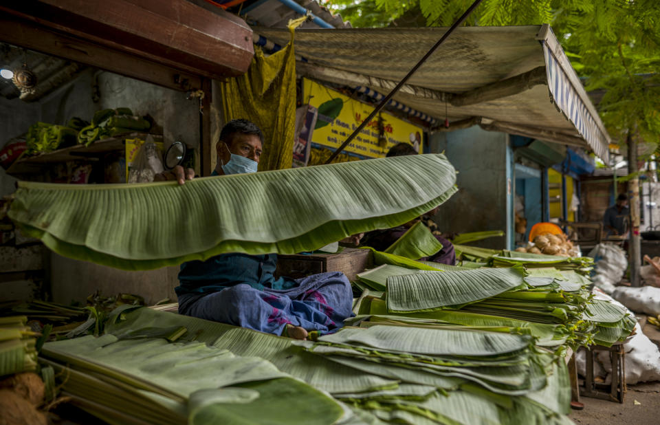 Un vendedor de hojas de plátano, una forma tradicional de emplatar o envolver algunos alimentos que está ganando popularidad ante la prohibición de los plásticos desechables, en Chennai, India, el 8 de julio de 2022. (Anindito Mukherjee/The New York Times)
