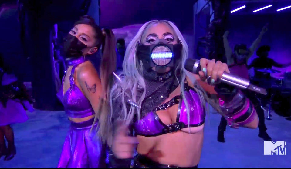 En esta imagen tomada de video el domingo 30 de agosto de 2020 y proporcionada por MTV, Lady Gaga y Ariana Grande, a la izquierda, actúan en la ceremonia de los Premios MTV a los Videos Musicales. (MTV vía AP)