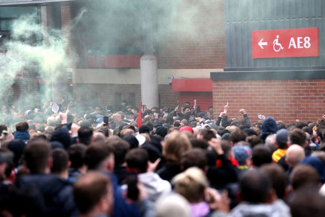 Manchester United fans protesting