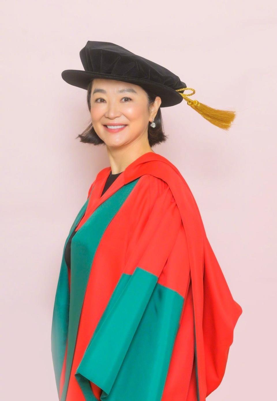林青霞獲頒香港大學榮譽社會科學博士學位。（圖╱翻攝林青霞微博）