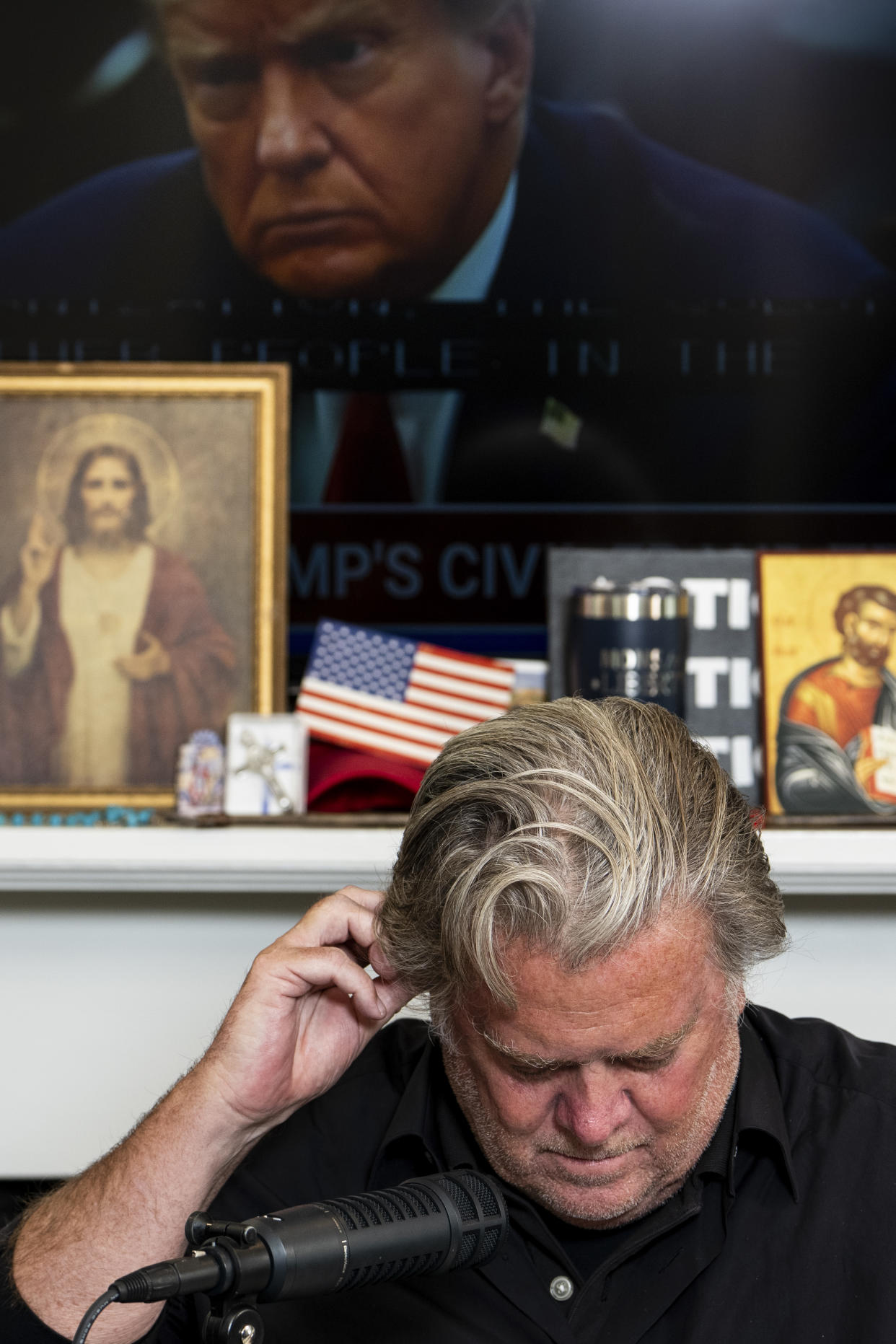 Stephen Bannon graba su pódcast con sus invitados, la representante Nancy Mace (republicana por Carolina del Sur) y el representante Matt Gaetz (republicano por Florida) en un estudio en el sótano de su casa en Washington, el 4 de octubre de 2023. (Erin Schaff/The New York Times).