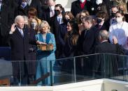 Der neue Präsident legte den Amtseid auf der imposanten Familienbibel der Bidens ab. (Bild: Reuters/Kevin Lamarque)