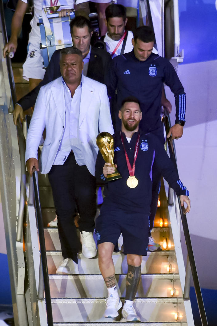 Lionel Messi, Claudio Tapia y Lionel Scaloni en su llegada a Argentina (Foto de: Marcelo Endelli/Getty Images)