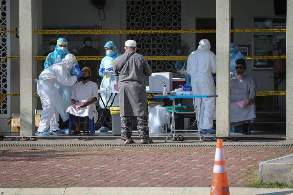 Health workers test members of the public for Covid-19 at the Section 7 Mosque in Shah Alam March 26, 2020. — Picture by Yusof Mat Isa