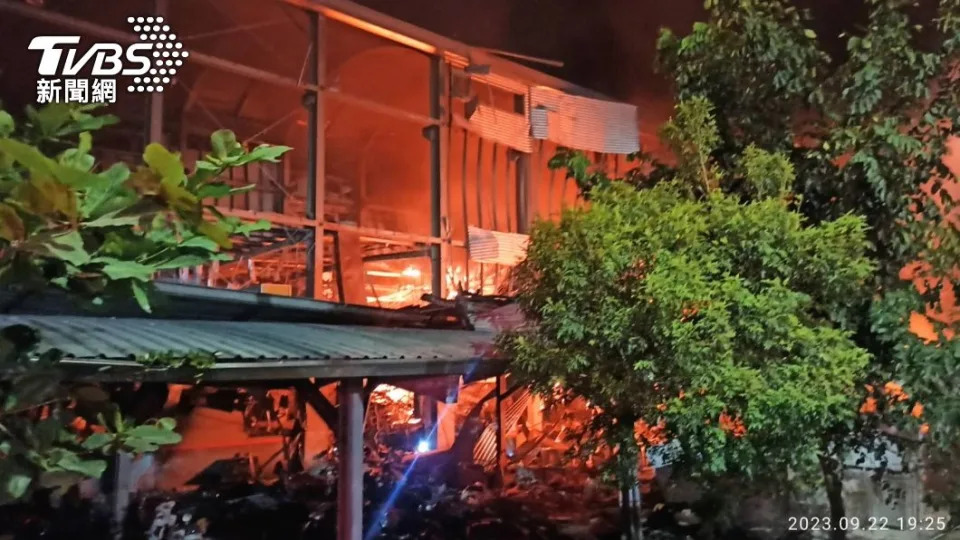 屏東工廠昨傍晚傳出爆炸火警，現場仍在搶救中。（圖／TVBS）