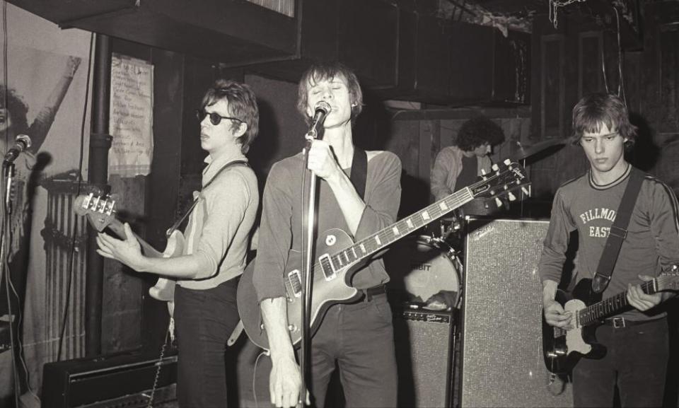 Actuación televisiva en CBGBs, Nueva York, en 1975: de izquierda a derecha, Richard Hell, Tom Verlaine, Billy Ficca (a la batería) y Richard Lloyd.