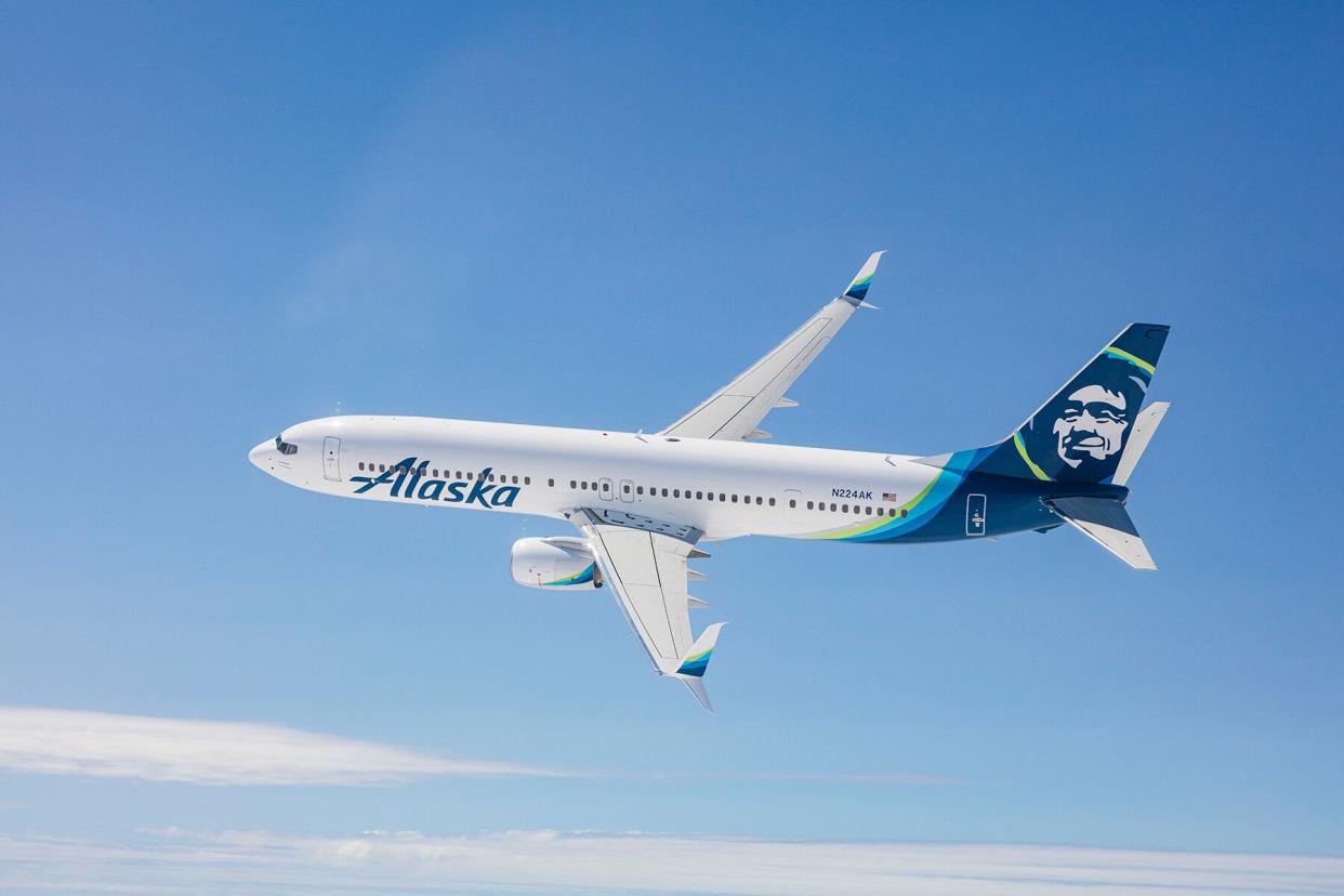 Alaska Airlines Boeing 737-900ER in flight