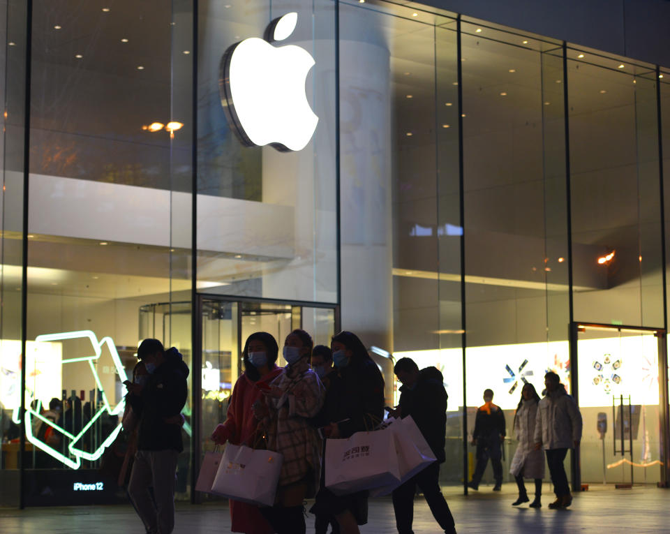 BEIJING, CHINA - DECEMBNER 21, 2020 - Customers walk past an Apple store on Xidan Commercial Street on Christmas Eve in Beijing, China, Dec. 21, 2020.- PHOTOGRAPH BY Costfoto / Barcroft Studios / Future Publishing (Photo credit should read Costfoto/Barcroft Media via Getty Images)