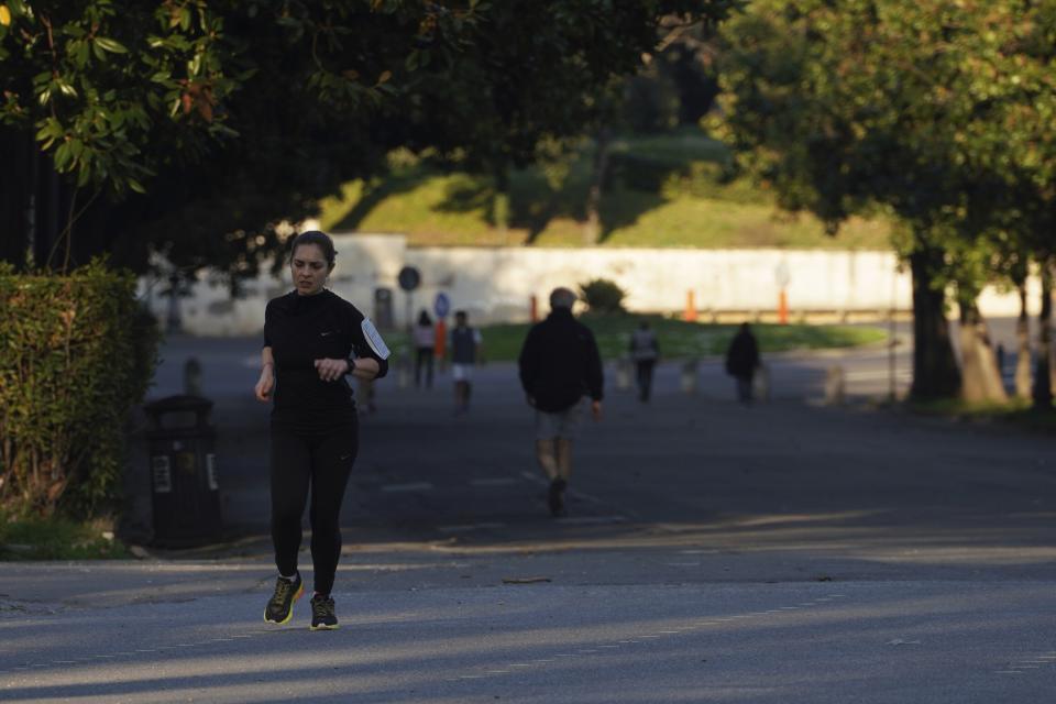 Jogging a Roma durante l'emergenza coronavirus (AP Photo/Andrew Medichini)