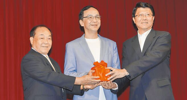 國民黨主席朱立倫（中）9日主持台南市黨部主委交接儀式，新任主委立委謝龍介（右）從原主委林進旺（左）手中接過印信。（寶智華攝）