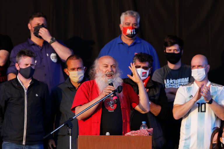 Emilio Pérsico en el acto de la militancia llevado a cabo en el club Nueva Chicago