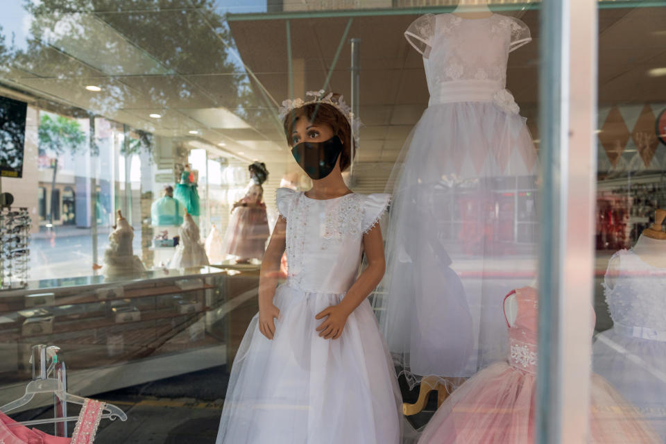 Un maniquí con cubrebocas en una tienda de vestidos en McAllen, Texas, el 20 de junio, 2020. (Ilana Panich-Linsman/The New York Times)