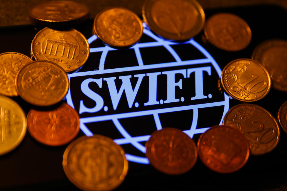 SWIFT (Society for Worldwide Interbank Financial Telecommunication) es una red global utilizada por más de 11,000 instituciones financieras en 200 países para transferir sumas de dinero entre sí. (Photo by Jakub Porzycki/NurPhoto via Getty Images)