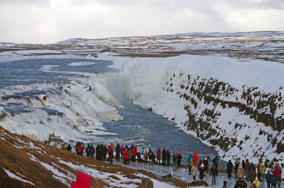 Menschenmenge vor den verschneiten Gulfoss Wasserfall in Island - Copyright: Sissoupitch / getty images