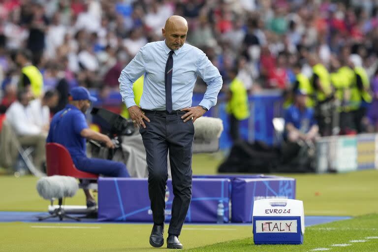 Mirada al piso, Luciano Spalletti parece buscar razones para la eliminación de Italia