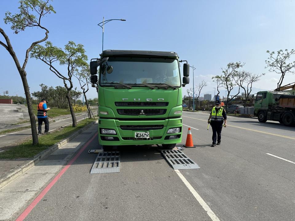 用路人若發現大型車欲轉彎時，勿與其爭先轉彎及勿逗留在大型車輛內輪差範圍內。（警方提供）