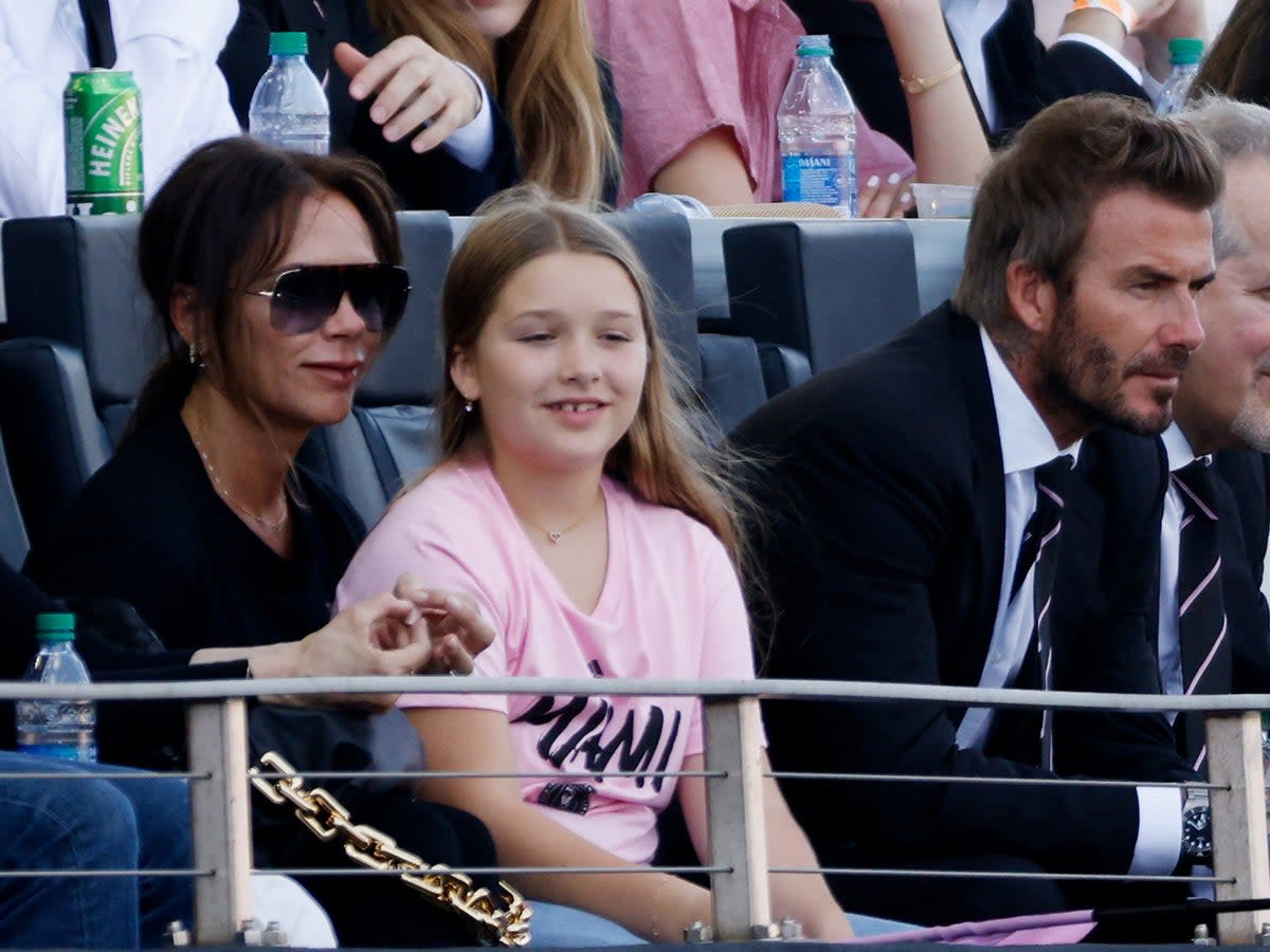 Victoria Beckham sentada con su hija Harper Beckham y su marido David Beckham en un partido entre el Inter Miami FC y el Los Angeles Galaxy el 18 de abril de 2021 (Getty Images)