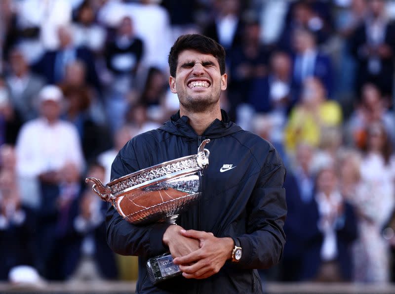 Foto del domingo del tenista español Carlos Alcaraz con el trofeo de campeón tras ganar el Abierto de Francia