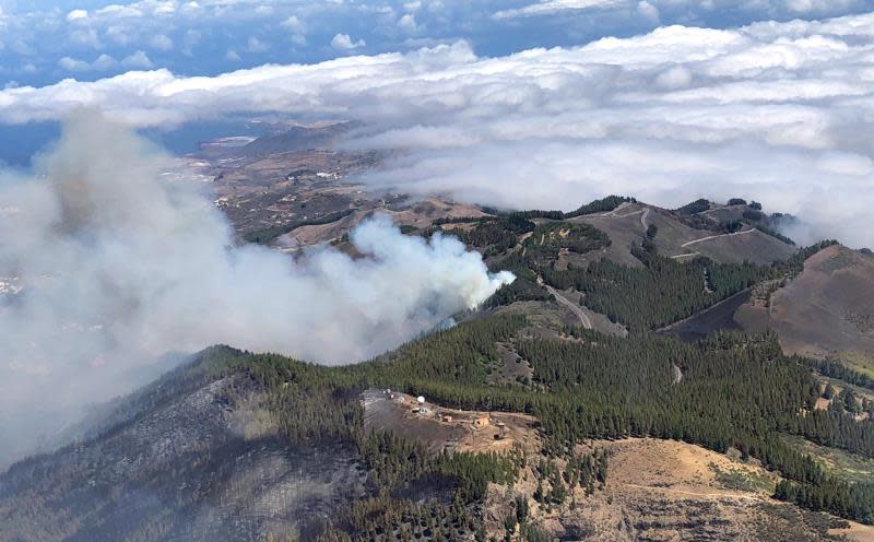 Fotografía facilitada por la Guardia Civil de uno de los focos del incendio que afecta a los municipios de Tejeda, Artenara y Gáldar en la isla de Gran Canaria. EFE/Guardia Civil