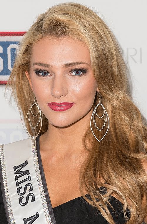 Miss Mississippi USA 2015 at the USO Operation ‘That's My Dress’ in New York City flaunted her long fluttery lashes, fuchsia pink lips and long goldie locks.