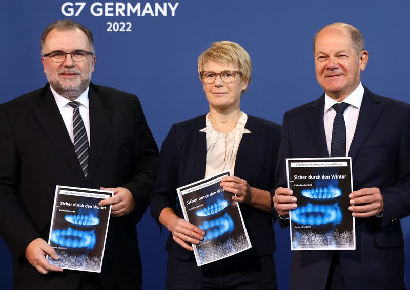 Chancellor Scholz receives energy report from independent commission in Berlin