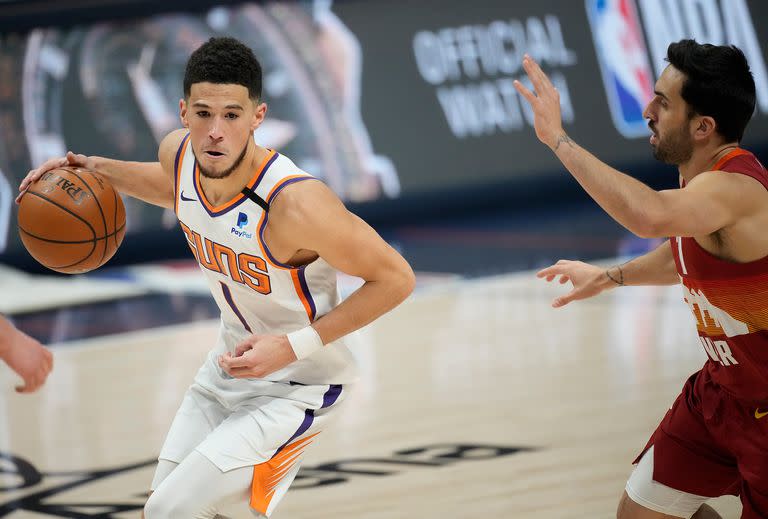 Devin Booker, una de las grandes figuras de la serie, marcado por Facundo Campazzo