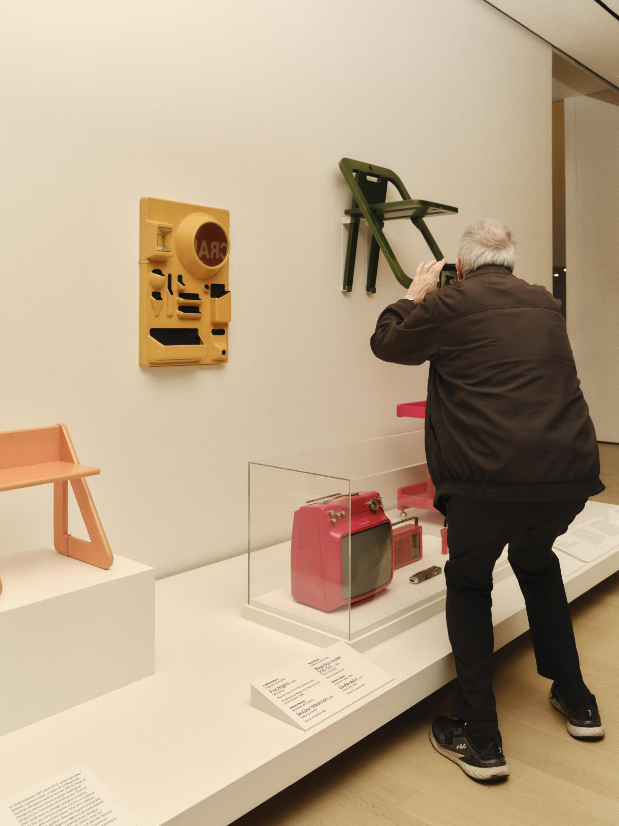 Un visitante observa “Malitte Lounge Furniture” del artista chileno Roberto Matta en el Museo de Arte Moderno. (Clement Pascal/The New York Times)