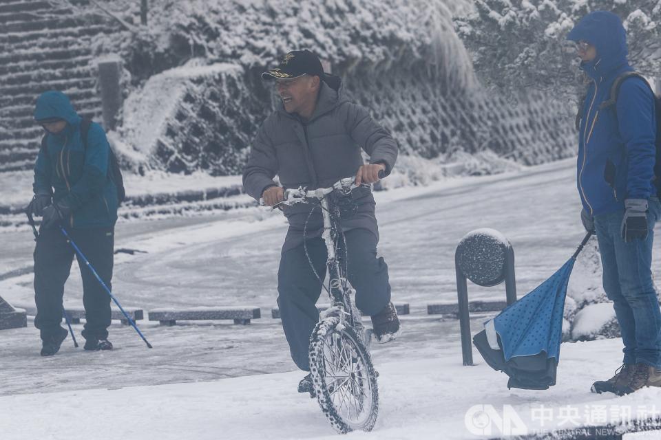 寒流來襲，海拔約1900公尺高的太平山國家森林遊樂區7日晚間降雪，8日清晨積雪變厚，遊客在雪地中開心地騎腳踏車。(中央社) 