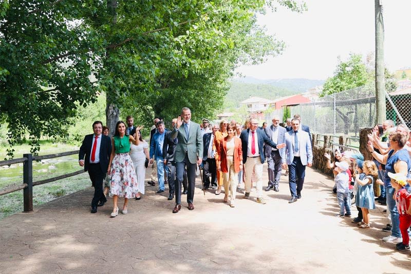 Felipe VI y su esposa en un paseo por Las Hurdes