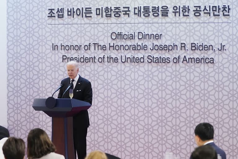 El presidente de Estados Unidos, Joe Biden, en una cena de Estado albergada por el mandatario surcoreano, Yoon Suk Yeol, el sábado 21 de mayo de 2022, Seúl, Corea del Sur. (AP Foto/Evan Vucci)