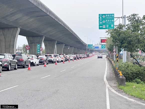 元旦連假收假日，北返車潮湧現。（警方提供）