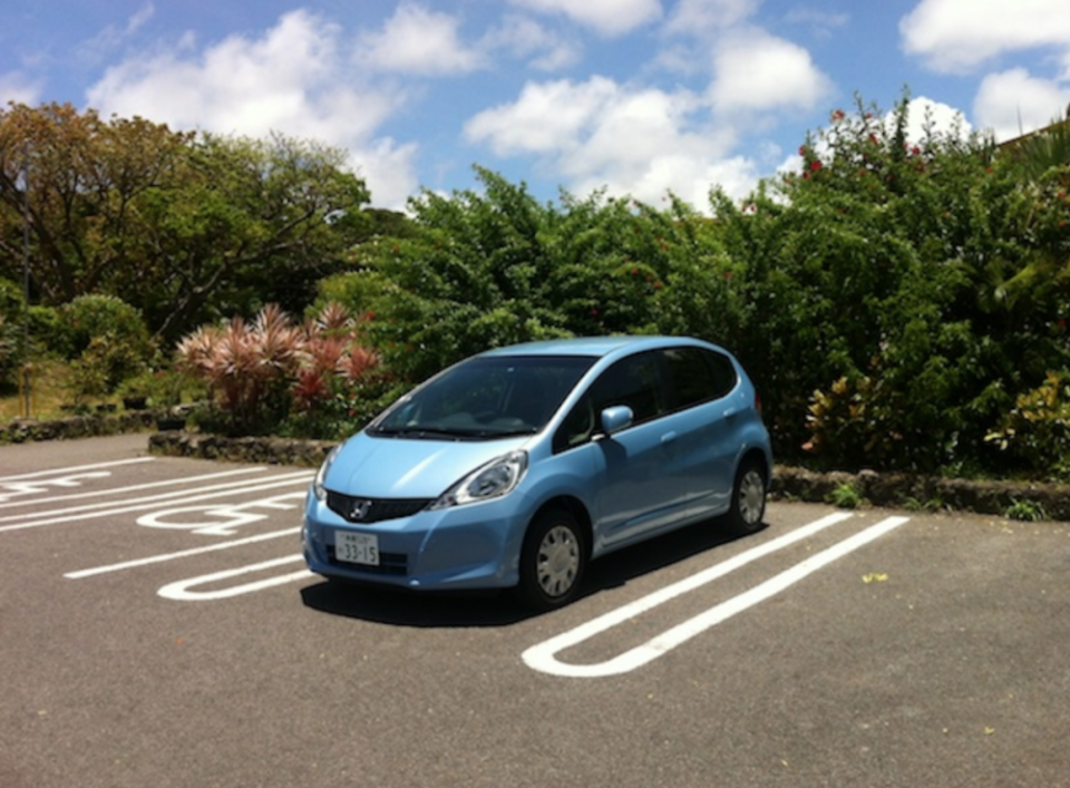 在日本多半都是日本車廠的車款，此為 Honda Fit。