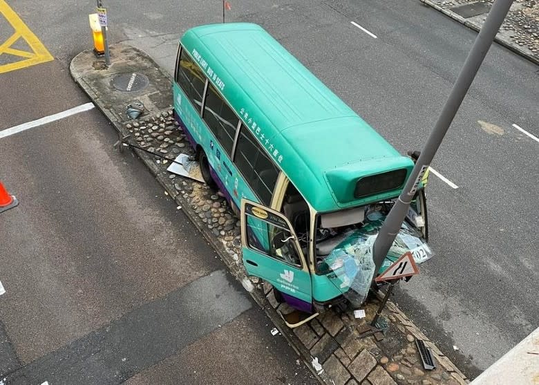 小巴車頭嚴重損毀。
