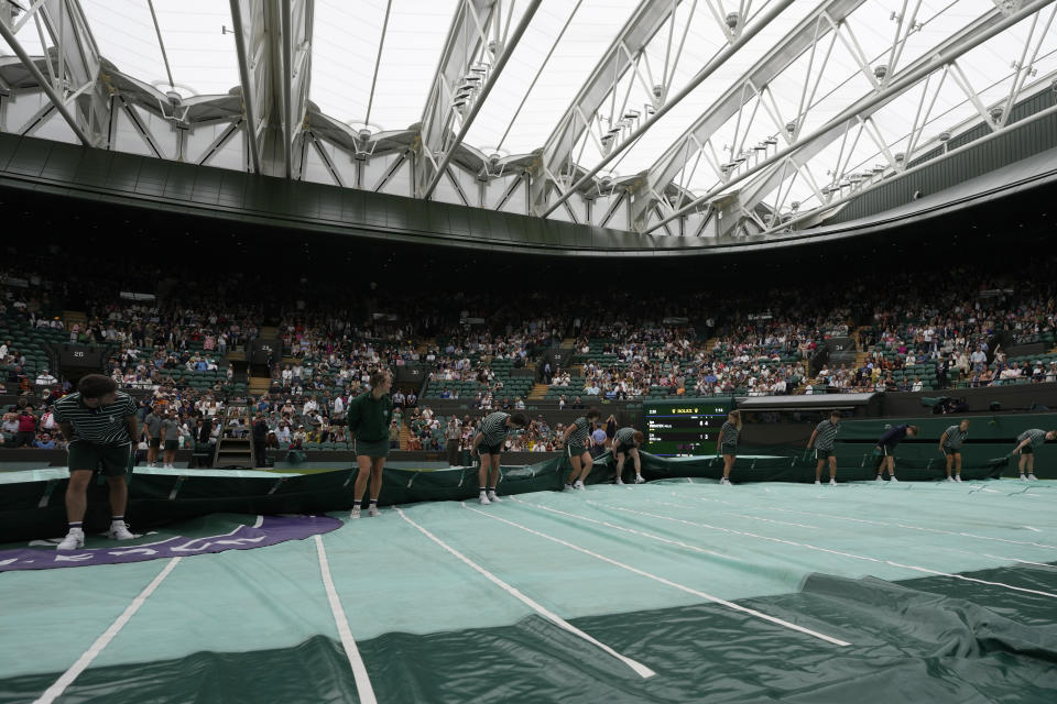 El techo de la Cancha 1 es cerrado durante el partido entre Iga Swiatek y Zhu Lin durante la primera ronda del torneo de Wimbledon, el lunes 3 de julio de 2023, en Londres. (AP Foto/Alastair Grant)