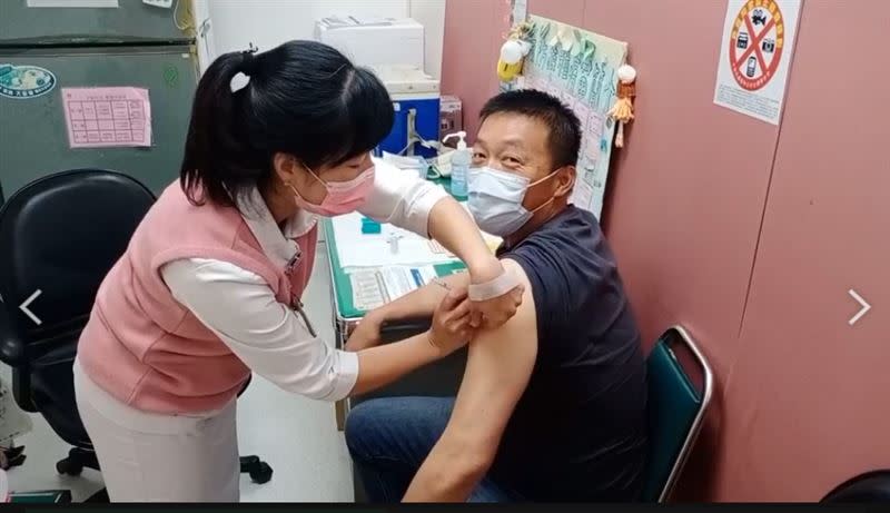 吳俊良教練接種疫苗。(圖／中職提供)