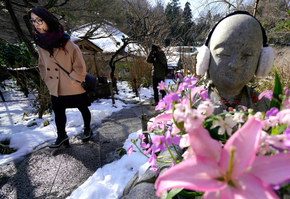 <p>Im Meigetsu-in-Tempel in West-Tokio werden auch Steinfiguren vor den kalten Temperaturen geschützt. Die japanische Hauptstadt erlebt derzeit den ersten großen Schneefall seit vier Jahren. (Bild: AP Photo) </p>